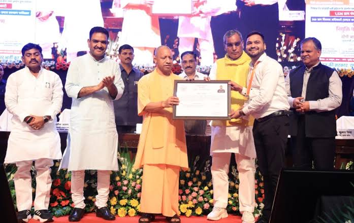 CM Yogi ने ग्राम पंचायत अधिकारियों को सौंपे नियुक्ति पत्र, गांवों आत्मनिर्भर और स्मार्ट बनने की ओर